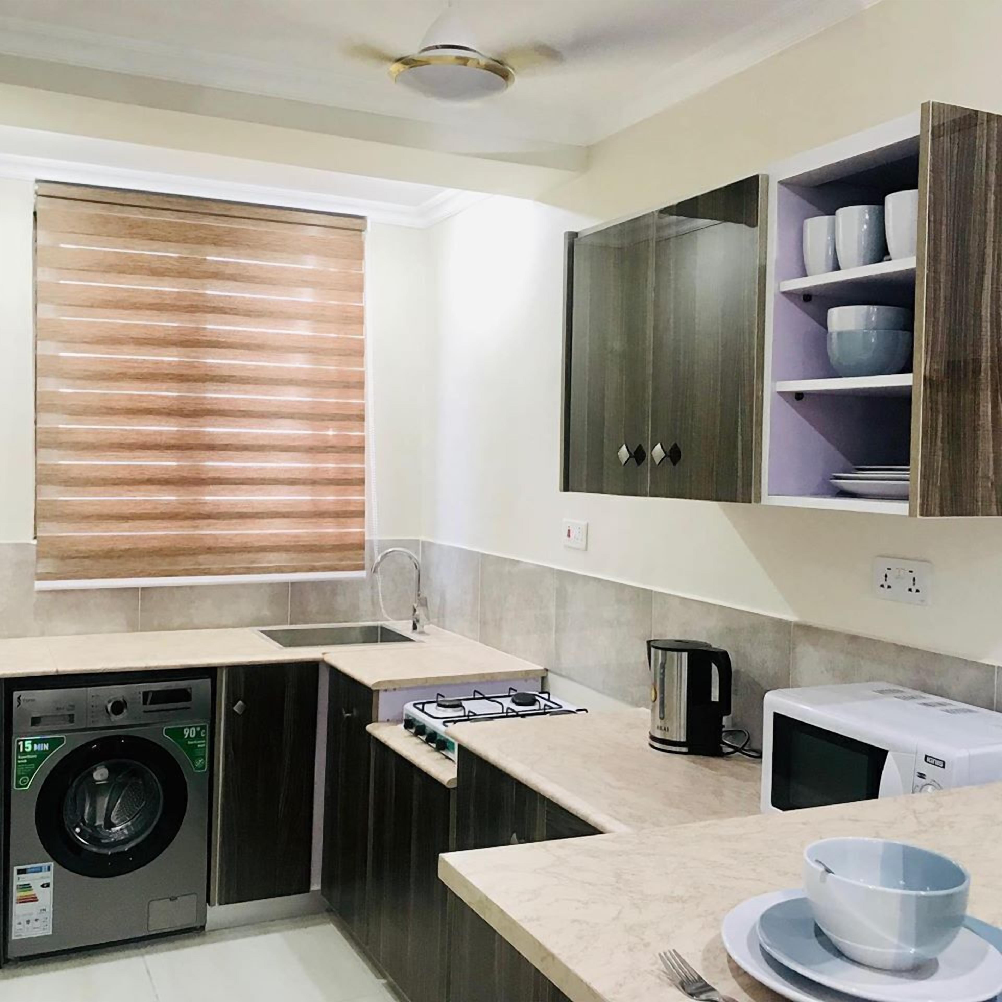 Full-sized fridge, microwave, oven, stovetop