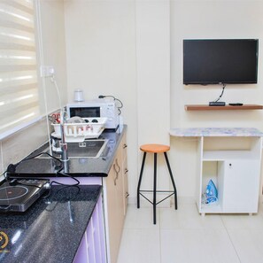 Studio | Private kitchenette | Full-sized fridge, microwave, oven, stovetop - Les Suites Pres (Accra)