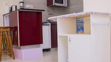 Full-sized fridge, microwave, oven, stovetop