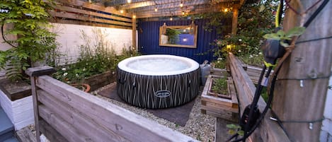 ChaumiÚre Deluxe, salle de bain privée (43 BBEscapes) | Baignoire à remous extérieure