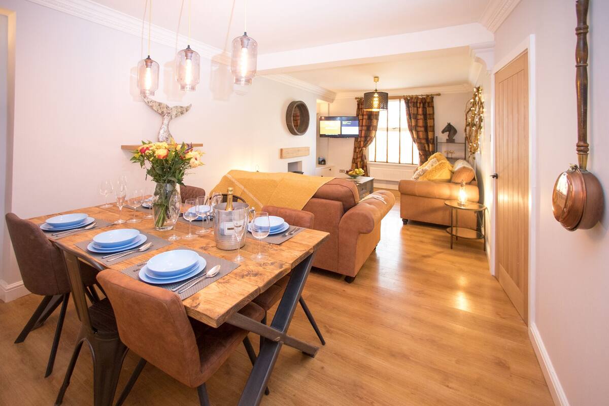 Deluxe Cottage, Private Bathroom (43 BBEscapes) | Restaurant