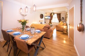 Deluxe Cottage, Private Bathroom (43 BBEscapes) | Restaurant - 43 Bbescapes (Merthyr Tydfil)
