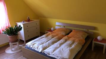 2 slaapkamers, een bureau, een strijkplank/strijkijzer, gratis wifi