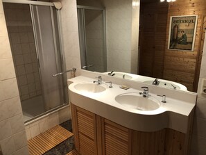 Badekar, hårføner, håndklær og såpe