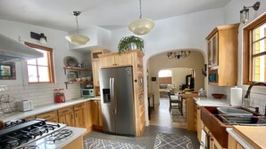 Une cuisine moderne avec des meubles en bois, des appareils en acier inoxydable et un îlot central.