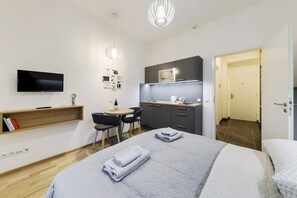 Departamento Deluxe | Área de sala de estar | Smart TV de 32 pulgadas con canales digitales y televisión 
