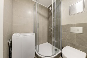 Deluxe Apartment | Bathroom | Shower, free toiletries, hair dryer, bathrobes - Maison Residence Prague B (Prague)