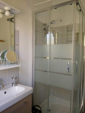 Shower, hair dryer, towels, toilet paper - La maison au tilleul 2 people weekly rental with air conditioning (Labarthe-Bleys)