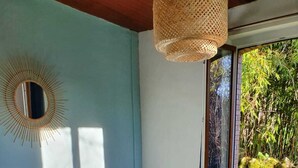 Un salon moderne avec un canapé bleu, un tapis à motifs et une table basse en bois.