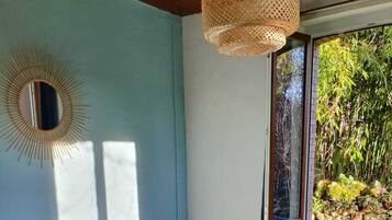 Televisie, een open haard en boeken