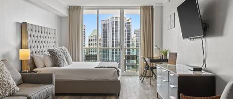 Caja fuerte, escritorio, tabla de planchar con plancha y cuna de viaje