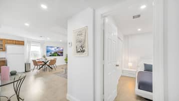 2 habitaciones, escritorio y tabla de planchar con plancha