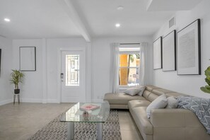 Smart TV, Netflix, streaming services - Entire Home in City-Place, Convention Center (West Palm Beach)