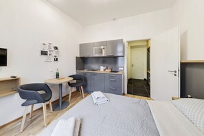 Suite Studio Deluxe | Coin cuisine privé | Réfrigérateur, micro-ondes, plaque de cuisson, cafetière/bouilloire