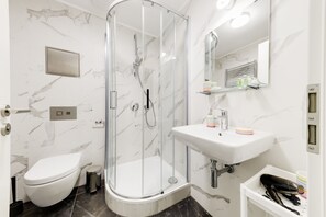 Suite Studio Deluxe | Salle de bain | Douche, sèche-cheveux, serviettes fournies, savon