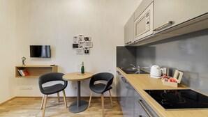 Deluxe Studio Suite | Private kitchenette