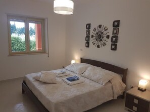 Huoneisto, 2 makuuhuonetta, esteetön, patio | 3 makuuhuonetta, silitysrauta/-lauta, vuodevaatteet