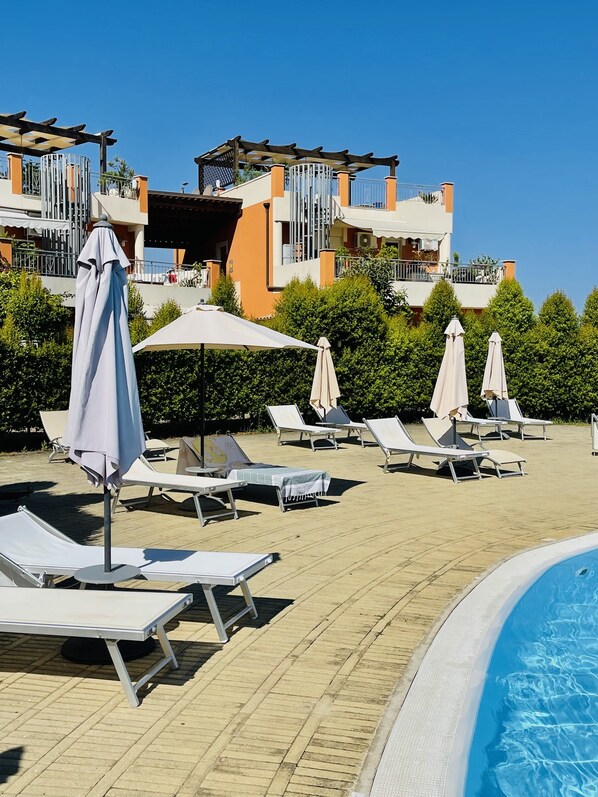 Huoneisto, 2 makuuhuonetta, esteetön, patio | Uima-allas | Ulkouima-allas