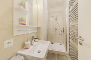 Departamento Deluxe | Baño | Regadera, amenidades de baño gratuitas, secadora de cabello, toallas 