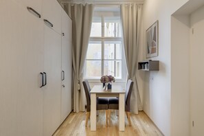 Apartamento luxo | Opções para refeição no quarto