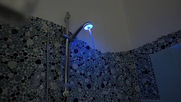Quarto, 1 quarto, sacada, vista para a cidade | Banheiro | Produtos de toalete grátis, secador de cabelo, toalhas de banho