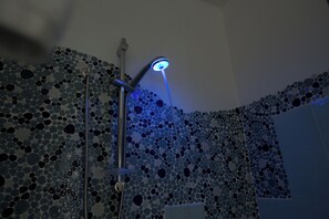 Habitación, 1 habitación, balcón, vistas a la ciudad | Baño | Artículos de higiene personal gratuitos, secador de pelo y toallas