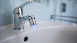 A bathroom sink with a modern faucet and running water. - Room-versomare - Room Scirocco - Cis Ba (Polignano a Mare)