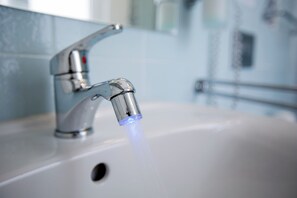 Habitación, 1 habitación, balcón, vistas a la ciudad | Baño | Artículos de higiene personal gratuitos, secador de pelo y toallas