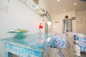 Habitación, 1 habitación, balcón, vistas a la ciudad | 1 dormitorio, minibar, sistema de insonorización