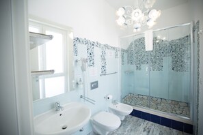 Room, 1 Bedroom, Balcony, City View | Bathroom | Free toiletries, hair dryer, towels - Room-versomare - Room Scirocco - Cis Ba (Polignano a Mare)