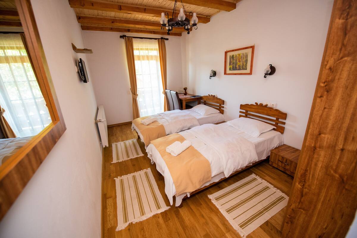 Kahden hengen huone (kaksi sänkyä) | Silitysrauta/-lauta, ilmainen Wi-Fi, vuodevaatteet