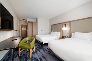 Escritorio, espacio para trabajar con laptop y cortinas blackout