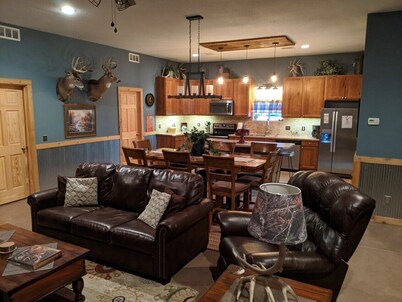 Rustic Lodge within 10 minutes of town