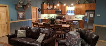 Rustic Lodge within 10 minutes of town