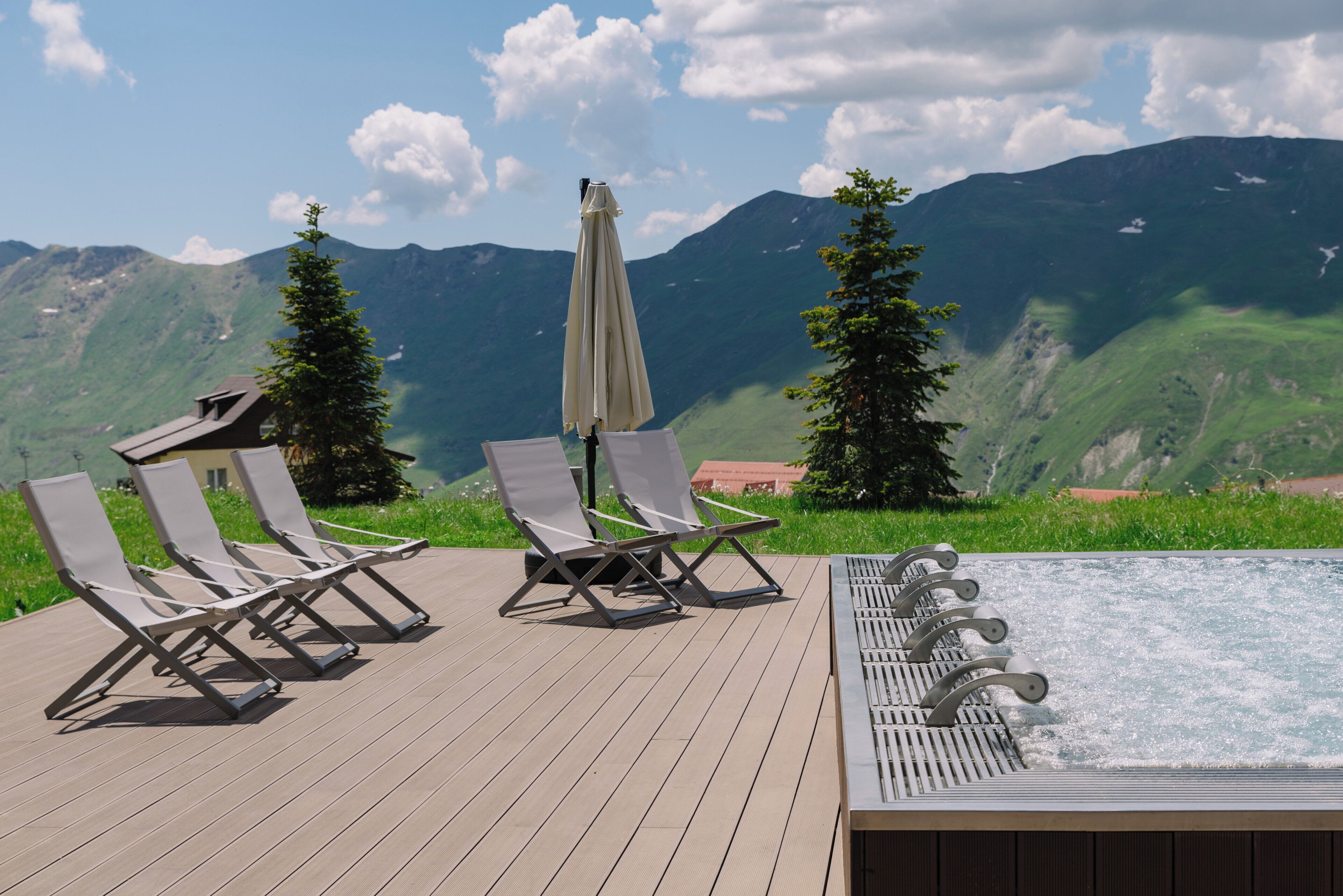 Outdoor spa tub