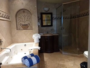 浴缸、按摩浴缸、吹风机、毛巾