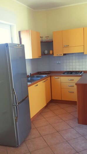 Departamento, 1 habitación, para fumadores | Cocina privada | Refrigerador y utensilios de cocina 