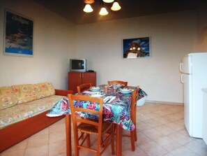 Apartment, 2 Bedrooms, Smoking | Dining