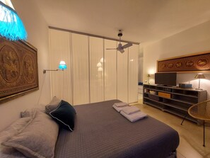 1 soverom, skrivebord, strykejern/-brett og sengetøy