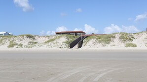 På stranden