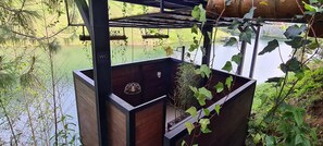 Shower, rainfall showerhead, hair dryer, bathrobes - Domus Glamping (El Peñol)