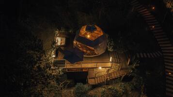 Egyptian cotton sheets, premium bedding, down comforters, pillowtop beds