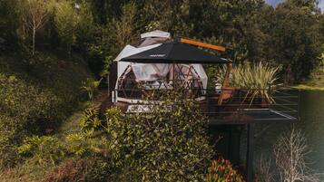 Suíte luxo, vista para o lago (Lake Room Suite 5) | Terraço/pátio