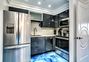 Microwave, dishwasher, coffee/tea maker, cookware/dishes/utensils