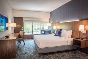 客房内保险箱、特色装修、特色家居、办公桌