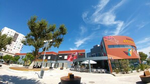 A modern building with a prominent sign for 'Pousada Juvenil'. - Hi Setubal Pousada de Juventude - Hostel (Setubal)