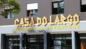 A building with a sign reading "CASA DO LARGO POUSA DA JUVENTUDE". - Hi Setubal Pousada de Juventude - Hostel (Setubal)
