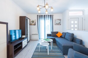 Departamento (Three Bedroom Apartment with Sea View) | Sala de estar | Televisión de 25 pulgadas con canales por cable