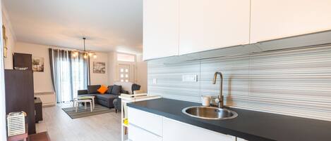 Appartamento (Three Bedroom Apartment with Sea View) | Cucina privata | Frigorifero, forno, macchina per tè/caffè, bollitore elettrico