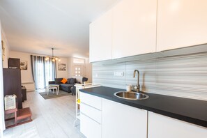 Apartment (Three Bedroom Apartment with Sea View) | Eigene Küche | Kühlschrank, Ofen, Wasserkocher mit Kaffee-/Teezubehör, Wasserkocher